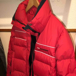  - Sprillans ny Peak Performance jacka som endast är använd 1 gång! Vill behålla men I need the money :// strl M men passar även mig som bär S 