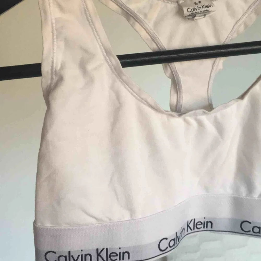 Härlig Calvin Klein bh, använd 2-3 ggr 🌟🌟 Fraktar + möts upp i Uppsala✨. Toppar.