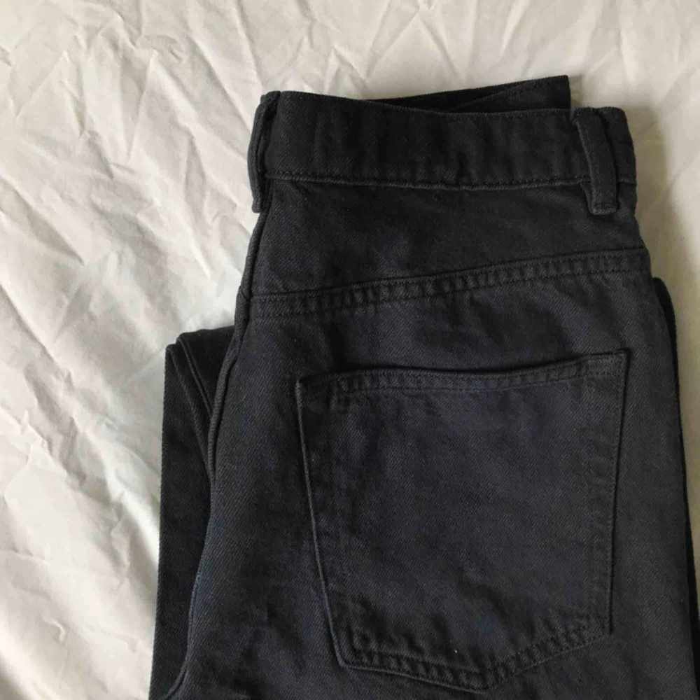 Skitsnygga jeans i culottestil från & other stories som tyvärr har blivit för små för mig, supertråkigt för man ser så bra ut i de. Swish och frakten ingår!. Jeans & Byxor.