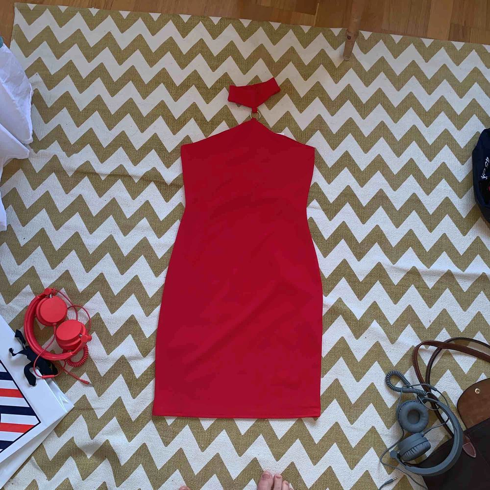 Oanvänd röd bodycon klänning från Missguided. Taggen är kvar, tajt och stretchig. Klänningar.