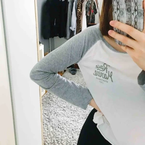  - Funkar som träningströja och till vardags Vit och grå Frakt tillkommer