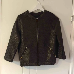  - Snygg oanvänd jacka, perfekt för fest. Köpare står för frakt :)