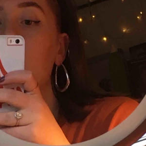  - Supersöta örhängen som passar till allt. Då de var ett impulsköp är de aldrig använda.🌸 Skriv gärna om du har frågor🍒