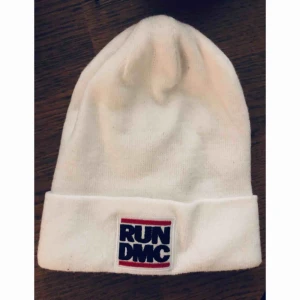  - Oanvänd vit mössa med RUN DMC 
