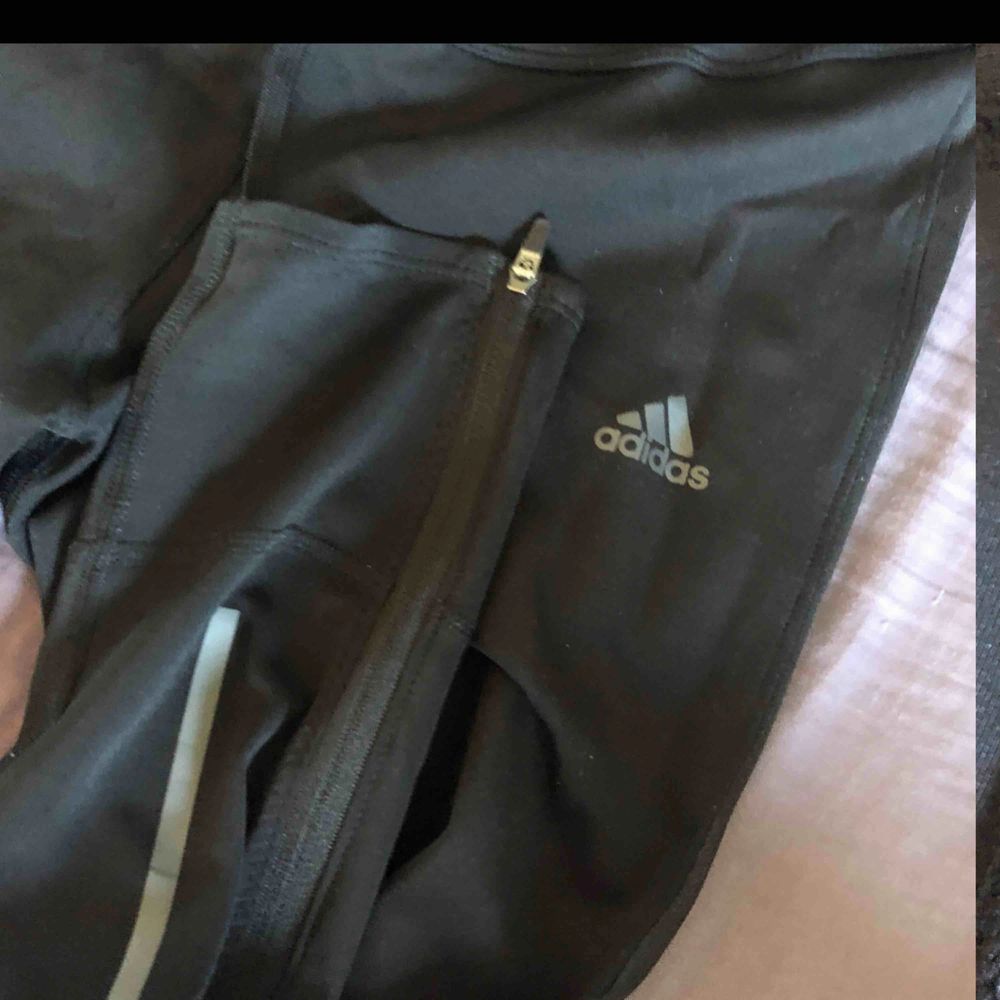 Adidas träningsthigts i ny skick, knappt använda Köpta för 599kr. Jeans & Byxor.