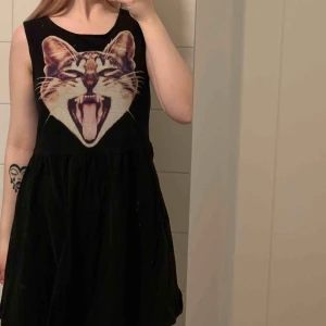  - Supercool klänning med en katt på! Stretchigt material, sparsamt använd. Kan skickas men köparen betalar frakten!🤠
