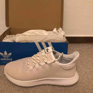  - !Säljs pga garderobsrensning! Passar en person med 37 & borde passa en med 37.5. Endast testade, annars helt oanvända i och med att de inte passade mig tyvärr! Frakten står köparen för! Kan mötas i Sthlm! Vill bli av med asap.  