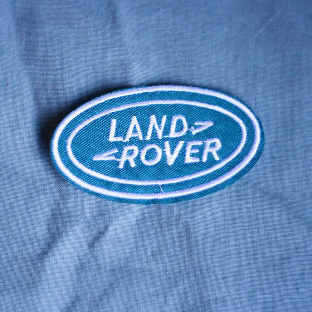 Tygmärke, turkost/grönt med Land Rover broderat. Går att stryka eller sy på. 29kr INKL frakt . Accessoarer.