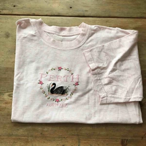  - jättecharmig t-shirt från australien, aldrig använd av mig men köpt vintage, bra skick på både tröjan och brodyren. köparen står för frakt 