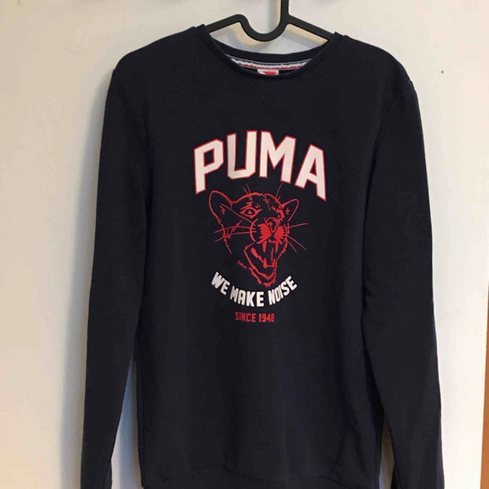 Fin, mörkblå sweatshirt med tryck från puma. Säljer tröjan då den sällan används, i nytt skick.  Frakt ingår i priser. Huvtröjor & Träningströjor.