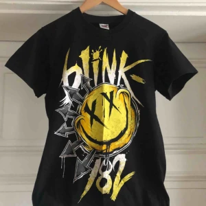  - Blink 182 bandtröja. Kan hämtas i Uppsala eller skickas mot fraktkostnad