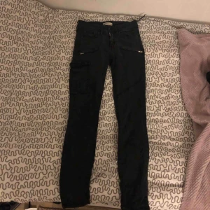  - Säljer ett par tighta svarta cargo pants, (kan ej visa på pågrund av att dem är för små) 