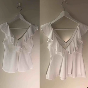  - Jag säljer en vit blus från forever 21. Superfint skick! Storlek: S Tillkommer 60 kr i frakt.