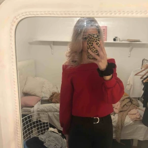  - En härlig röd off shoulder tröja Står ej för frakt Storlek: s Från h&m