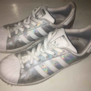  - Holographic superstar adidas sneakers som är använda ca 5 gånger. Frakt tillkommer