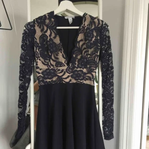  - En fin marinblå klänning från Nelly! Använd en gång så den är som ny. Köpt för 500kr, säljer för 300kr inkl frakt :) 