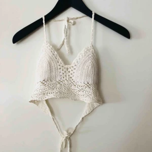  - Superfin vit virkad bralette/bikini överdel köpt utomlands i stl S🖤 buda gärna!