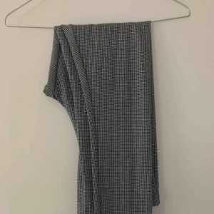  - Leggings med hundtandsmönster. Aldrig använda. 