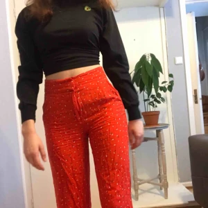  - Finna tunna viskos byxor från Bik Bok Elsa kollektionen. Köpt för ca 450kr och sparsamt använda  Kan mötas upp i Stockholm annars betalar köparen för frakten. Pris kan diskuteras vid snabb affär.  Kolla gärna in mina andra annonser 🙂 