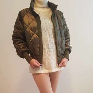  - Green Vera and lucy jacket Size : small May fit to small to medium Can meet up at tcentralen