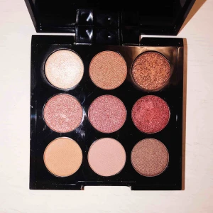  - Nytt/ endast testat smink för ett värde av ca 1000kr. Säljs för 300kr + 50kr frakt via swish.