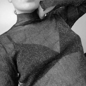  - GLITTER<333 har klippt bort storlekslappen men skulle uppskatta den till S-M. Kan funka lika bra för L också beroende på hur man vill att den ska sitta men den är i töjbart material! 