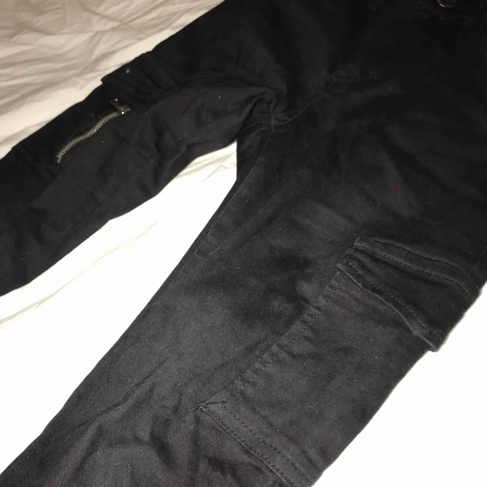 Ett par svarta byxor med två fickor vid sidorna och dragkedjor nedtill. Aldrig använda och för små för mig. Frakten är inräknad i priset så kontakta vid intresse 💘. Jeans & Byxor.