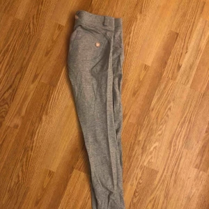  - Grå Freddy pants, använda få gånger Kan frakta