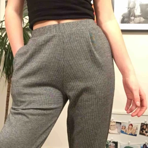  - Säljer dessa snygga byxor köpta på Pull and Bear! Superskönt material och endast använda 3 gånger;-)  Frakt: 55 kr 