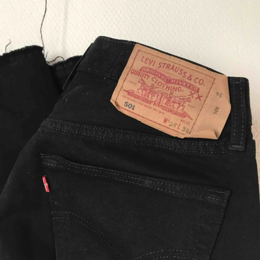 Säljer mina svarta 501:or från Levi’s. Insydda i midjan så passar storlek 28/32. <3. Jeans & Byxor.