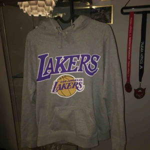  - Lakers NBA Hoodie. Storlek L men skulle säga att den passar mer som M i dammodell Möts upp i Norrköping eller fraktas