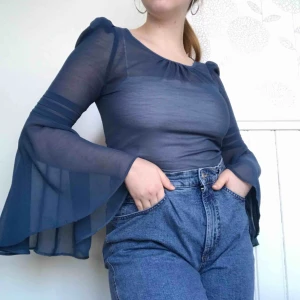  - En genomskinlig tröja med snygga utsvängda ärmar💙 Finns en likadan i gul vid intresse. Båda kan köpas för 80kr! Möts upp i Gävle eller fraktar denna för 18kr, då köparen står för frakten