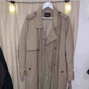  - Beige trenchcoat i mycket bra skick! Rymlig!   Betalas med swish. Kan mötas upp i Halmstad eller skicka mot frakt som betalas av köparen. 