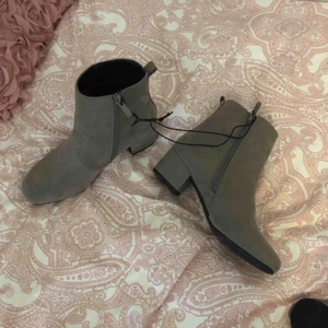  - Beige/gråa boots i storlek 38 (helt oanvända)