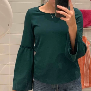  - Blus med vida ärmar köpt på Zalando. Säljer pga inte min stil längre. Frakten är inräknad i priset