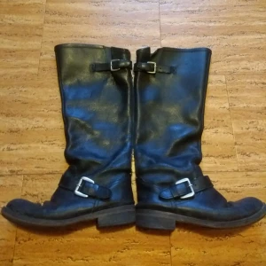  - Läderboots i väldigt använt skick. 