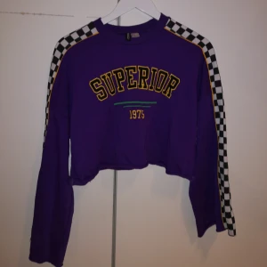  - Cool cropped tröja från H&M med vida ärmar. XS men passar även S