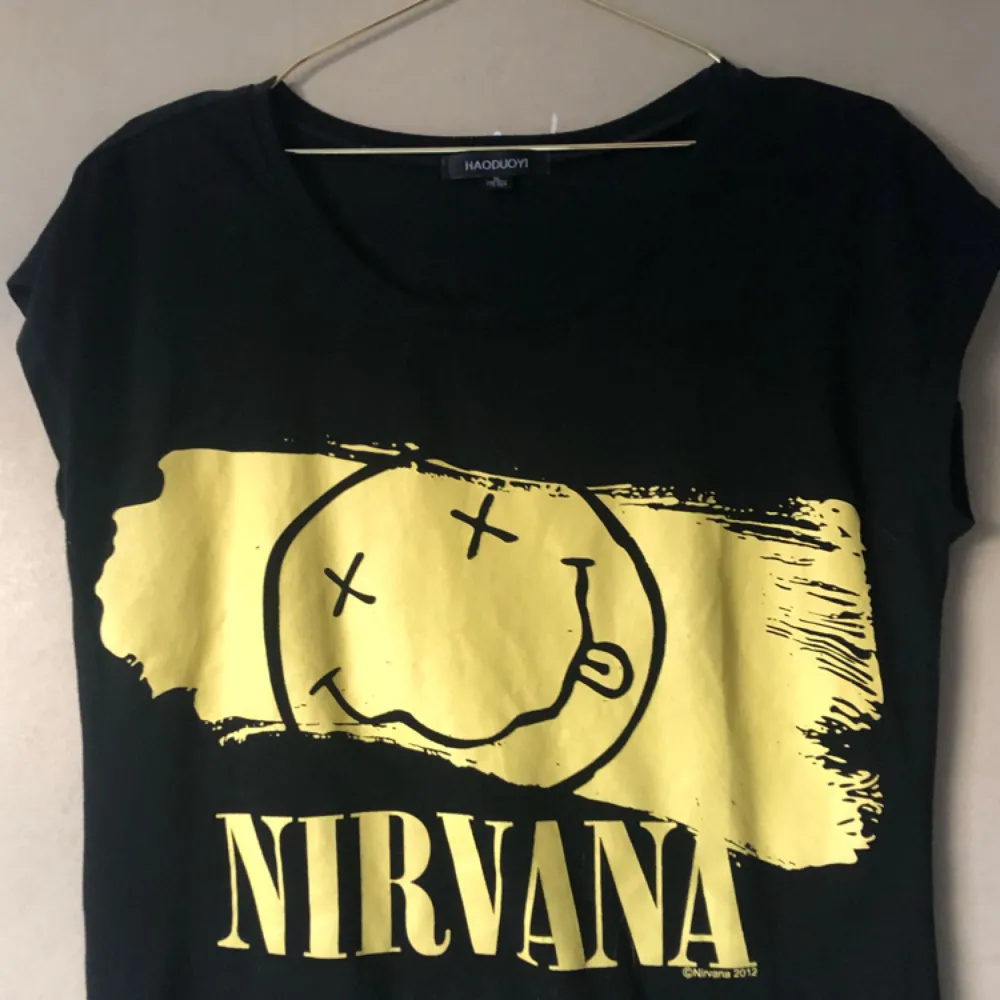 Svart Nirvana-tisha från wish (tror jag😬). Det står XL på lappen, men jag som normalt har M kan ha den utan att den är oversized, den är slimmad med stretchig så passar upp till strl XL också! Frakt tillkommer💫🌼. T-shirts.