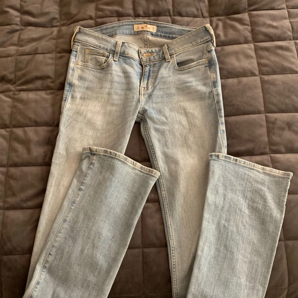 Bootcut jeans från hollister, knappt använda! Frakt ingår!. Jeans & Byxor.