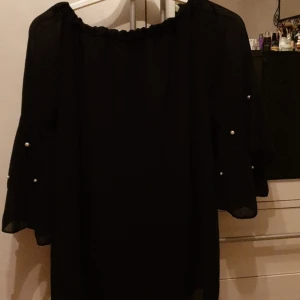  - Storlek M svart blus aldrig använd och bra skick