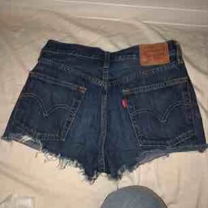  - Levis shorts i storlek 26W. Frakt tillkommer. 