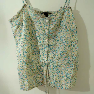  - Linne med snörning och knappar