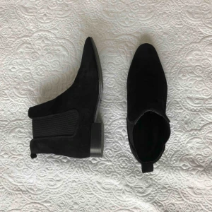  - Ett par svarta boots från Zara✨Köpte för 799kr💸 använd bara ett fåtal gånger! Ny skick✨! Säljer pga fel storlek (jag har 36.5) 