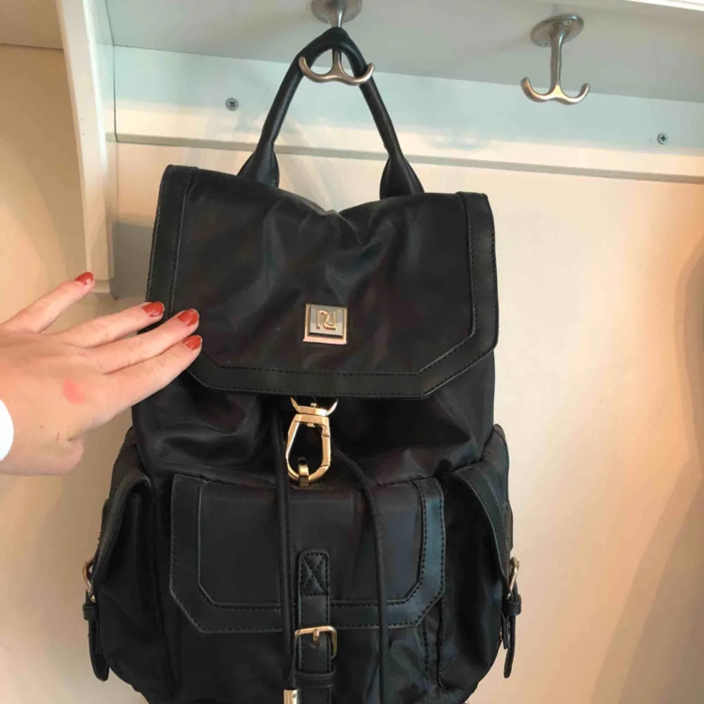 Superfin backpack från river island! Nyskick:). Väskor.