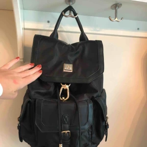  - Superfin backpack från river island! Nyskick:)