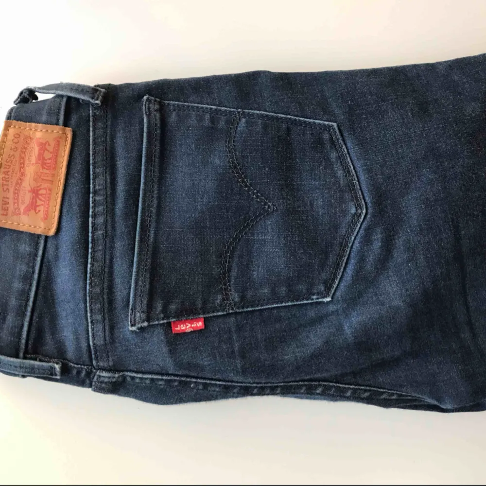  Fina Jeans ifrån Levis (äkta) i mycket fint skick! Modell 710 super skinny. Säljs pga att de inte används på ett tag. Köparen står för frakten på 54:- & betalning sker via swish.. Jeans & Byxor.