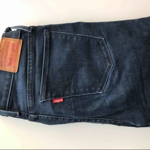  -  Fina Jeans ifrån Levis (äkta) i mycket fint skick! Modell 710 super skinny. Säljs pga att de inte används på ett tag. Köparen står för frakten på 54:- & betalning sker via swish.