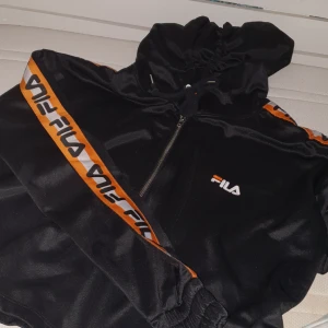  - Cropped hoodie från fila×junkyard som tyvärr inte har kommit till abdvänd inte så mycket som den borde ha gjort 