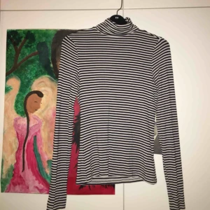  - Säljer denna randiga polotröja från H&M! Fint skick och använd ytterst få gånger, köparen står för frakt! 