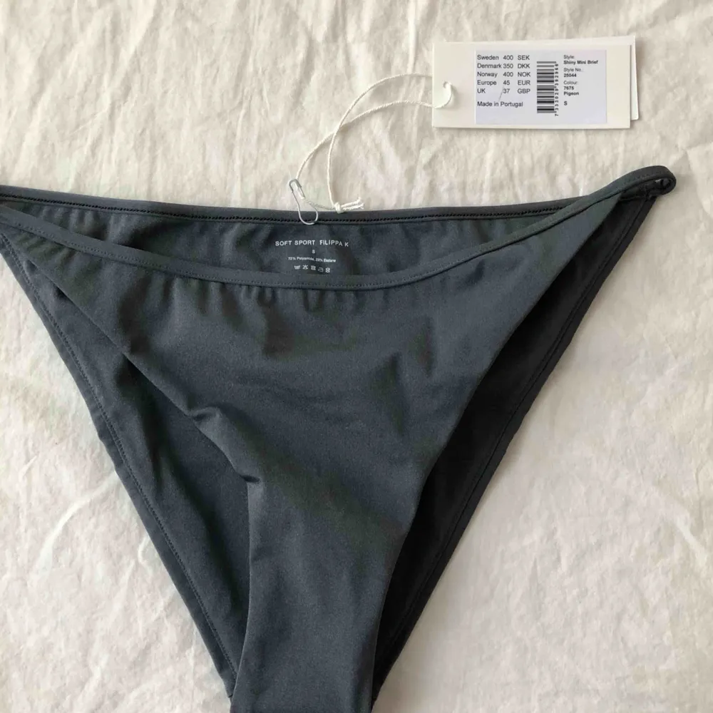 Gråa halv string bikini trosor från Filippa K, köpt på NAKD’s ”pop up” butik. Aldrig använda så skyddet är kvar och prislappen. 60kr, frakt står köparen för 💖. Övrigt.